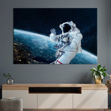 Картина на холсте Космонавт на фоне Земли 51x34 см (V228-1_M) V228-1_M фото